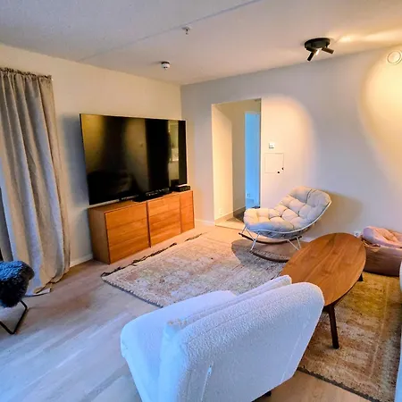 Quiet Surroundings, Little Insight - Spacious Lejlighed *