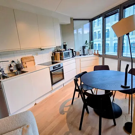 Quiet Surroundings, Little Insight - Spacious Lejlighed *